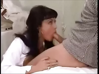 MILF bringt ihrer Stieftochter reife hausfrauen porn bei, wie man einen Schwanz reitet